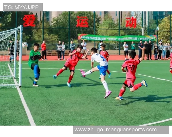 足球巨星在绿茵之外体验划船运动展现力量与优雅的别样风采 足球巨星在绿茵之外体验划船运动展现力量与优雅的别样风采