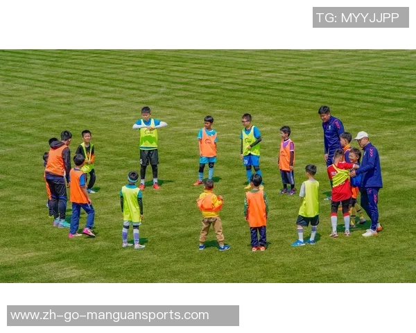 足球明星与教练共聚一堂精彩瞬间 展现超凡球场魅力与战术智慧 足球明星与教练共聚一堂精彩瞬间 展现超凡球场魅力与战术智慧